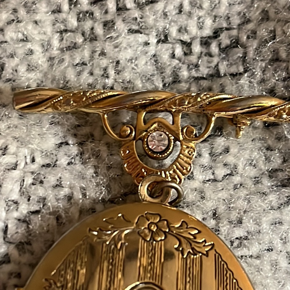 80s reproduction of Victorian locket pin - Picture 2 of 8